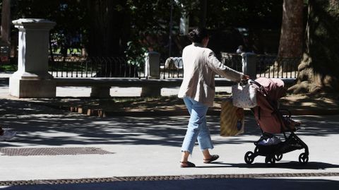 Mujer paseando por el Cant�n con una sillita de beb�.