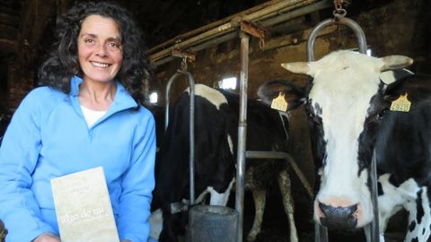 Ana Vila con un ejemplar de uno de sus libros de poemas