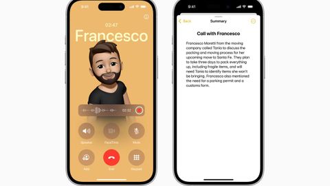 Fotografa cedida por Apple donde se muestra a dos iPhones donde Apple Intelligence est grabando en uno y transcribiendo una llamada telefnica en otro