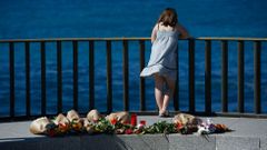 Homenaje de los compa�eros del joven ahogado en la playa de Orz�n 