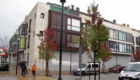 El edificio se encuentra en la entrada al casco urbano, junto al r�o Mi�or. 
