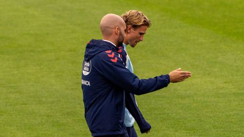 Carl Starfelt y Claudio Gir�ldez, charlando en un entrenamiento del Celta esta semana.