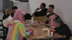 Labrador mira hacia Cherilyn Divine, vestida de unicornio, momentos antes de la agresi�n