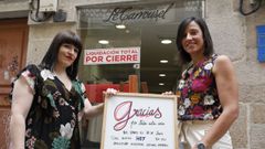 Sandra y Nuria Ferro, frente a su tienda, Le Carrousel