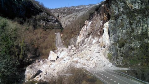 El argayu en Sobrescobio que cort� el acceso a Caso