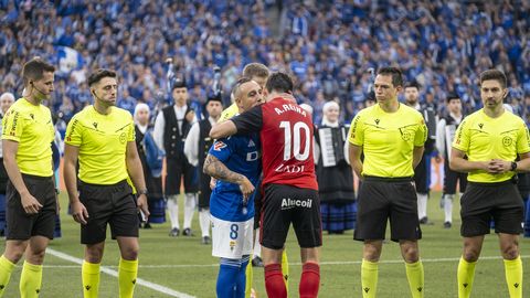 Cazorla saluda a Reina, minutos antes del encuentro del Real Oviedo contra el Mirandés