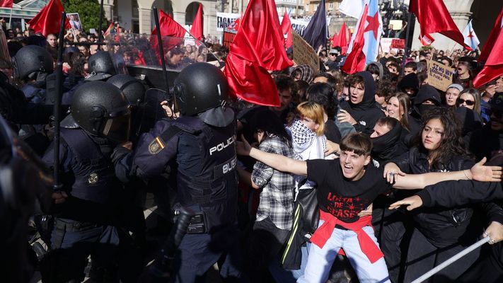 Imagen de los disturbios de esta semana en la plaza de Mar�a Pita de A Coru�a.