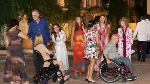 El Rey Felipe VI, la Reina Letizia, la Princesa Leonor, la Infanta Sof�a y la Reina Sof�a durante la recepci�n a una representaci�n de la sociedad balear en el Palacio de Marivent, a 4 de agosto de 2026, en Palma de Mallorca (Islas Baleares, Espa�a)