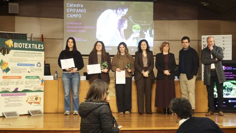 Las ganadoras, junto a la vicerrectora del campus, la directora de la c�tedra E�fanio Campo, el alcalde de As Somozas, y el consejero delegado de Rodonita