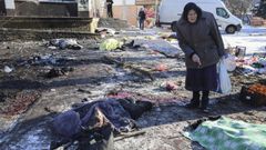 Una mujer pasa entre cad�veres ene el mercado alcanzado por un misil ucraniano en Donetsk.

