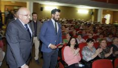 Mart�n Barreiro a su llegada a un auditorio abarrotado de gente. 
