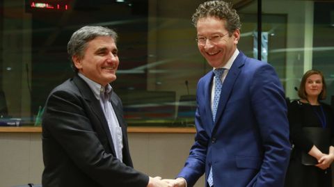 El ministro griego de Finanzas, Euclides Tsakalotos, a la izquierda, junto al presidente del Eurogrupo, Jeroen Fijsselbloem, antes de la reuni�n en el Consejo Europeo