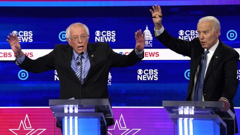 Bernie Sanders y Joe Biden, durante el debate en Carolina del Sur