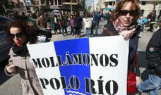 Un momento de la concentraci�n de protesta que se desarroll� ayer a la una del mediod�a en las cercan�as del puente. 
