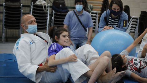 In�s disfruta haciendo yudo en el campamento de Enki, en A Coru�a, con sus padres, Roc�o y Jos� Luis, al fondo. 
