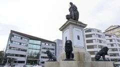 Fuente de los leones y la matrona en Lugo, frente a los juzgados