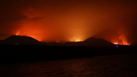 La lava se acerca al mar