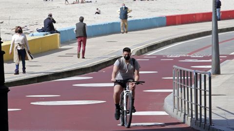 Los «lunares» marcan la zona de prioridad peatonal en Silgar desde el año pasado