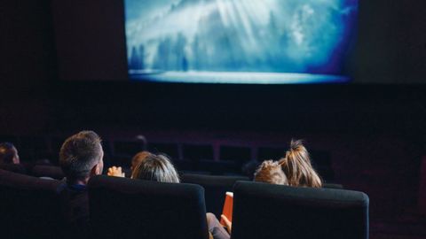 Una familia ve una pel�cula en una sala de cine
