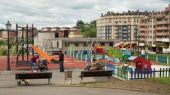 Ni�os jugando en un parque infantil en Oviedo
