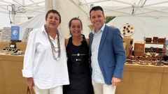 Elena Fabeiro, gerente de Artesan�a de Galicia, con el alcalde de Boiro, Jos� Ram�n Romero, y una artesana
