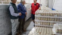 El presidente de Cruz Roja, Felipe Ferreiro, acompa�� al subdelegado del Gobierno, Emilio Gonz�lez en la visita al almac�n de la entidad