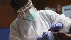 Un hombre se somete en Cantabria a un test r�pido de covid-19