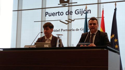 El consejero de Hacienda, Justicia y Asuntos Europeos del Principado de Asturias, Guillermo Pel�ez (dcha), y el consejero de Ciencia, Industria y Empleo, Borja S�nchez, en rueda de presnsa posterior al Consejo de Gobierno, en el puerto gijon�s de El Musel