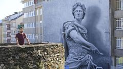 Ronda da Muralla, 133. Julio C�sar. La obra de Diego As se ha convertido en la sensaci�n del verano, por las numerosas fotos de los visitantes de la Muralla y por ser elegida entre las obras del mes de la plataforma Street Art Cities