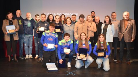 Foto de familia con los premiados y las autoridades.
