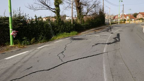 El terreno en la parte inferior de la carretera cedi�.