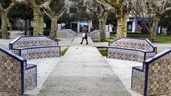 Los bancos de azulejos del parque de Ravella