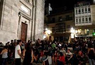 Los hosteleros aseguran que la reuni�n de j�venes en la plaza de la Colegiata no es botell�n. 