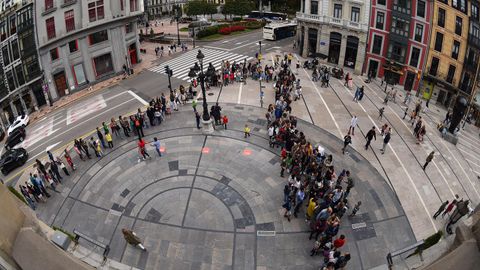 Colas delante del Campoamor para participar en las actividades de la Noche Blanca de Oviedo 