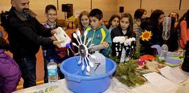 Los alumnos de uno de los experimentos ganadores hicieron un molino con cucharillas. 