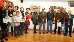 Artistas y representantes municipales en la inauguraci�n ayer de la exposici�n de Cepforart en Lal�n.