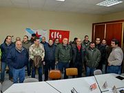 El comit� de empresa de Transa, parte de la plantilla y los secretarios comarcales de Comisiones Obreras y de la CIG, ayer.