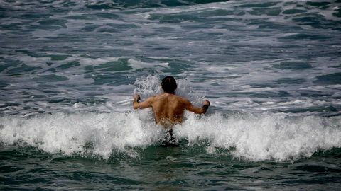 Los primeros ba�os de la primavera en A Coru�a