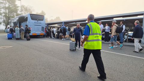 Los pasajeros de primera hora tuvieron que coger un bus para ir a Lavacolla