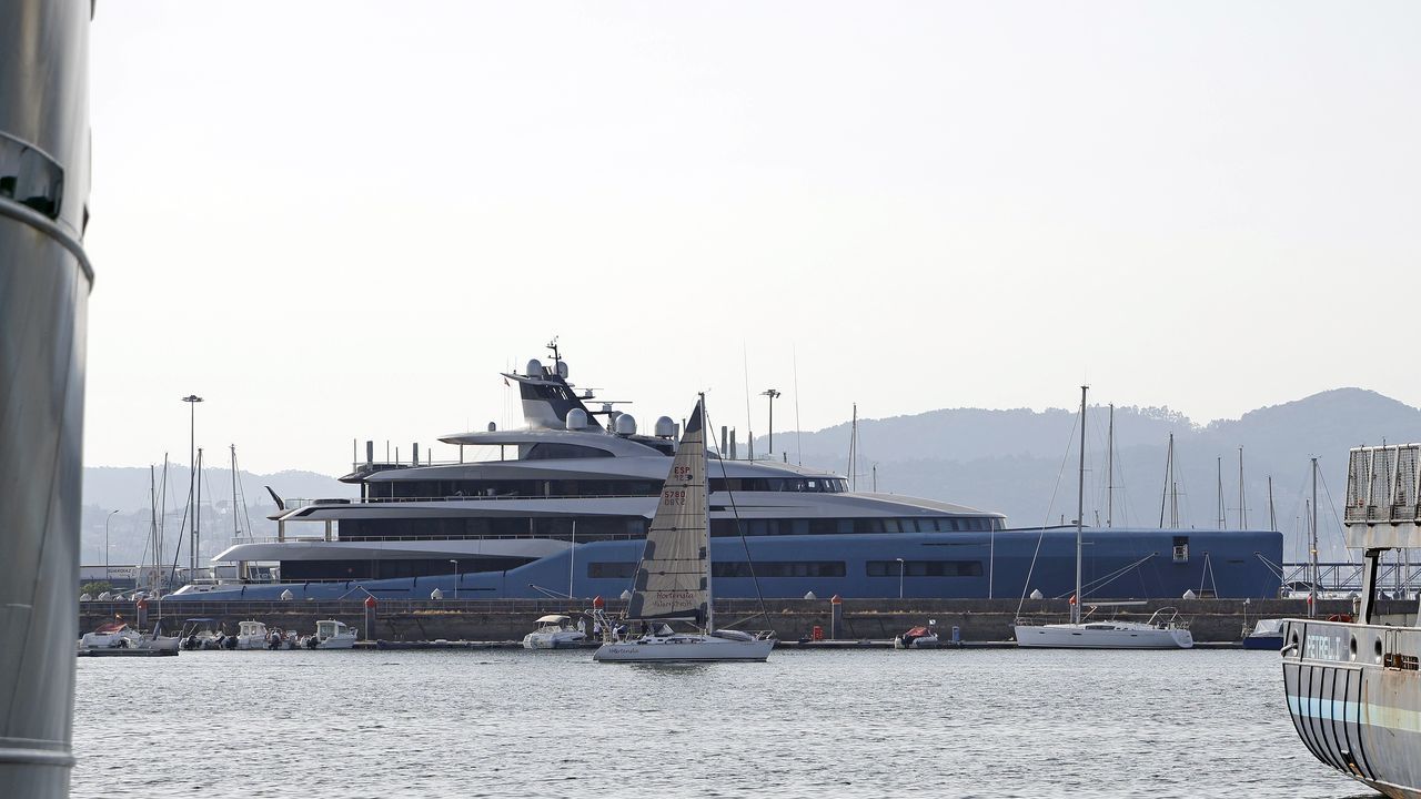 Recala en Vigo el superyate Aviva, un palacio flotante de 140 millones de euros propiedad del dueño del Tottenham