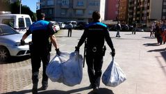 La Polic�a Local, transportando dos de los siete lotes incautados