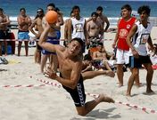 El jugador del Xiria Hugo Rodr�guez, Chimpo, durante uno de los partidos de balonmano de ayer.