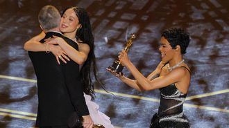 Celebraci�n del equipo de �Una batalla tras otra�