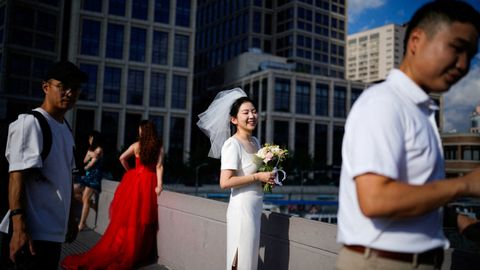 Parejas se preparan para las fotos de su boda, en una imagen de archivo en Shanghái