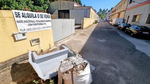 Núcleo del negocio. Esta nave en el polígono de Camposancos, Vigo, era el cogollo de la trama. La investigación constató en vigilancias que solo entre enero y septiembre de 2021 se ensamblaron y transportaron 19 planeadoras de 10 a 12 metros que tendrían una única finalidad: el narcotráfico marítimo, ya fuera por el Atlántico, el Mediterráneo o el Estrecho.