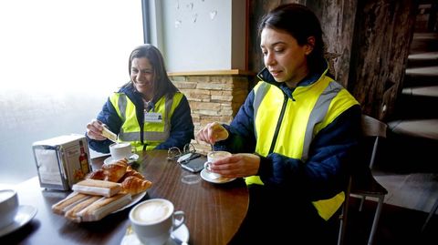 Reportaje con las enfermeras Sonia Garca y Blanca Luaces del equipo de soporte de atencin domiciliaria con base en Arcade. A media maana toca reponer fuerzas con un caf