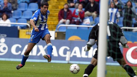 Roy Makaay dispara a puerta durante un partido con el Deportivo
