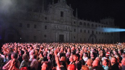 Miles pe personas presenciaron en la explanada de la Compaa de Monforte el concierto de Rosario Flores