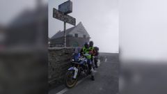 Arias y Fern�ndez, en su moto, en la cumbre del Tourmalet franc�s. 