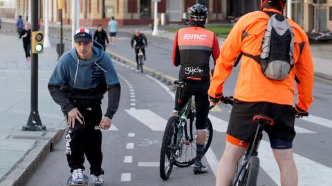 Ciclistas en el Muro de Gijn